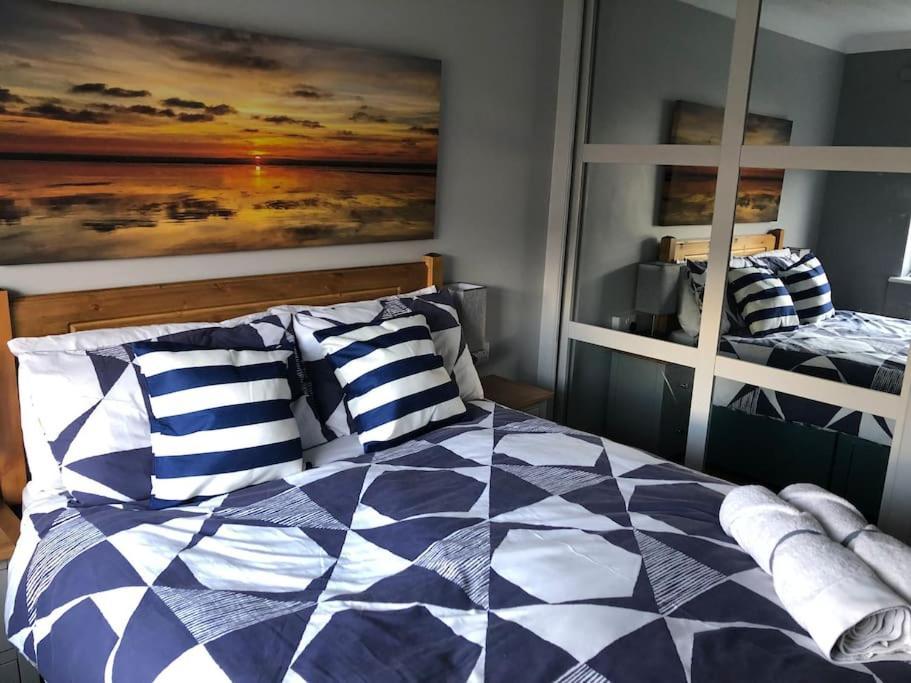 The Phoenix By The Sea- 2 Bedroom Flat In Hunny Apartment *